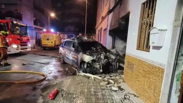 Rescatan a una mujer de su casa incendiada por el choque de un coche policial en Valencia