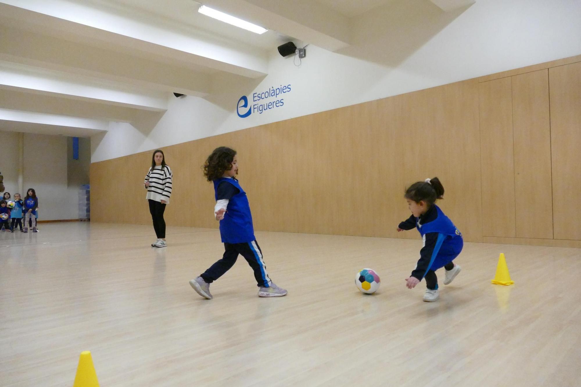 Escolàpies Figueres impulsa el futbol femení amb el projecte Playmakers de la UEFA i Disney