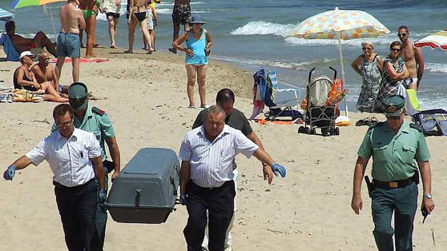 Servicios funerarios en la playa de Guardamar.