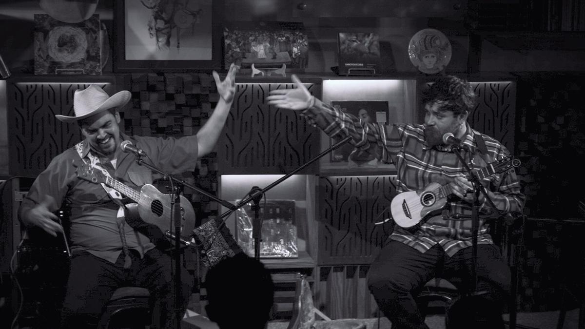 El músico Hirahi Afonso, a la derecha.