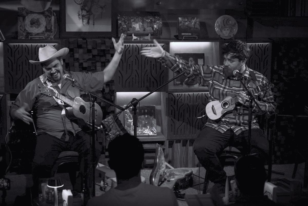 El músico Hirahi Afonso, a la derecha.