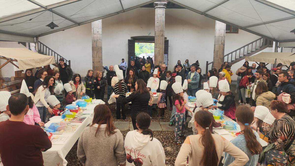 El taller de cocina infantil celebrado en el patio del Ayuntamiento.