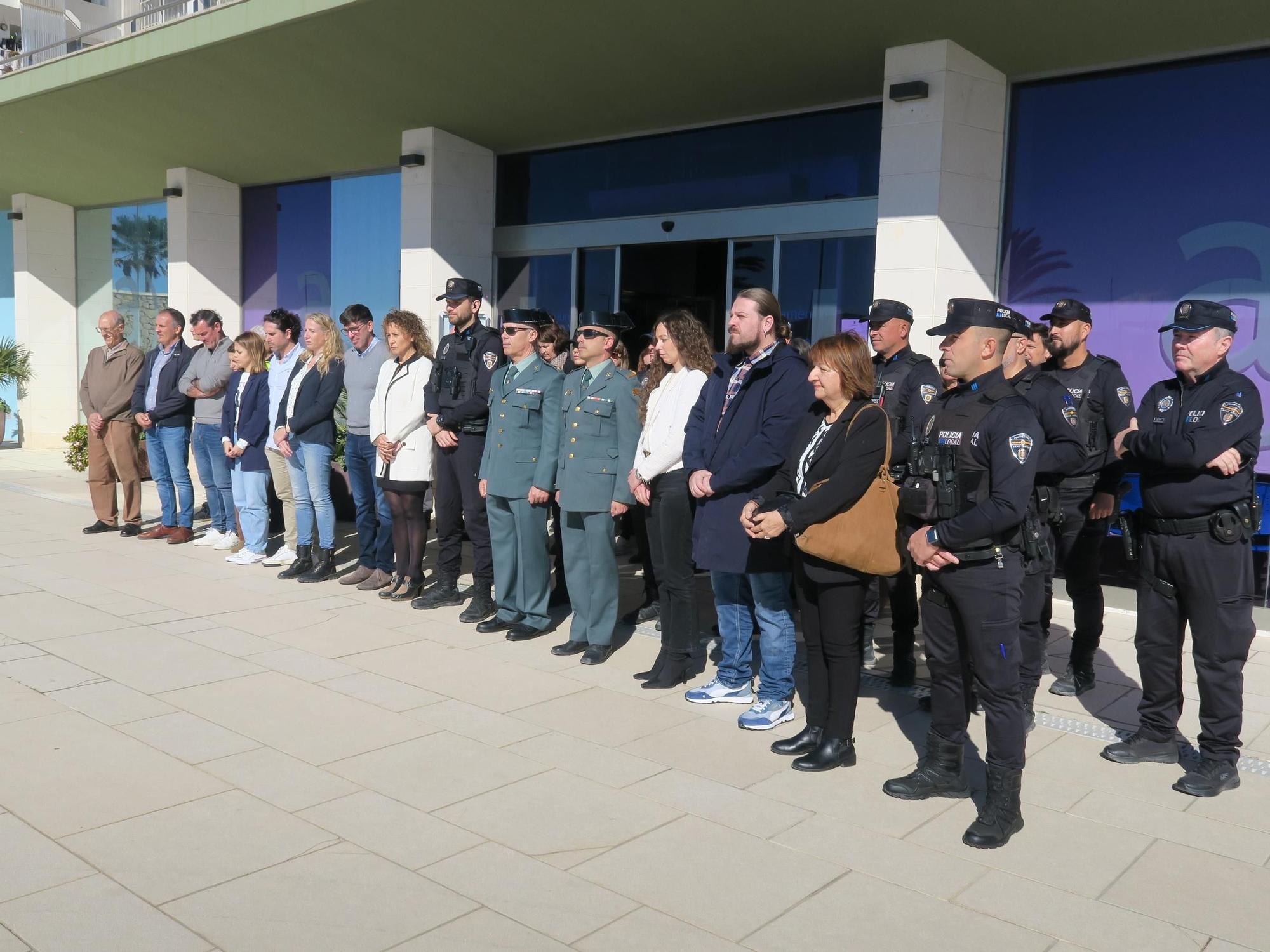 Las imágenes del minuto de silencio en Ibiza y Formentera por los guardias civiles fallecidos