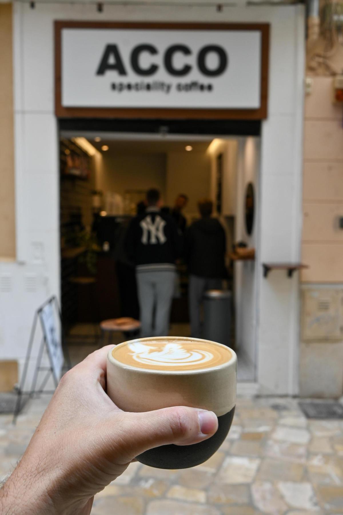 Café con leche en la puerta de ACCO