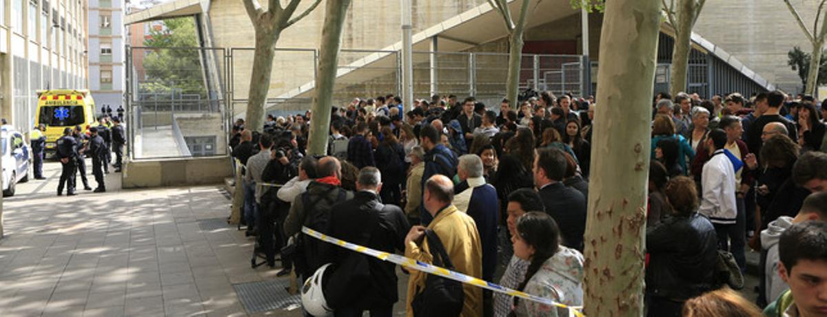 Commoció davant la porta de l’institut Joan Fuster. Commoció davant la porta de l’institut Joan Fuster.