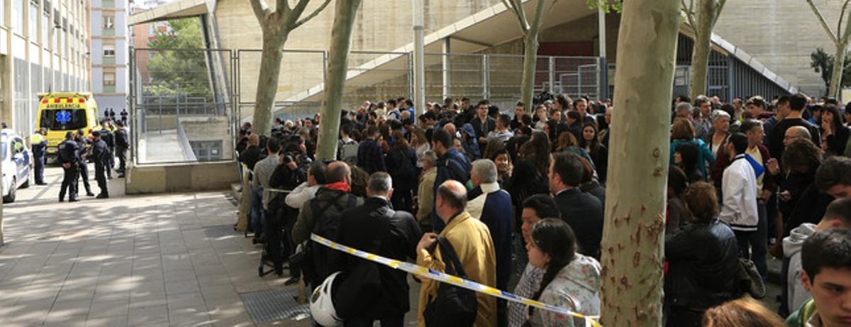 Commoció davant la porta de l’institut Joan Fuster.