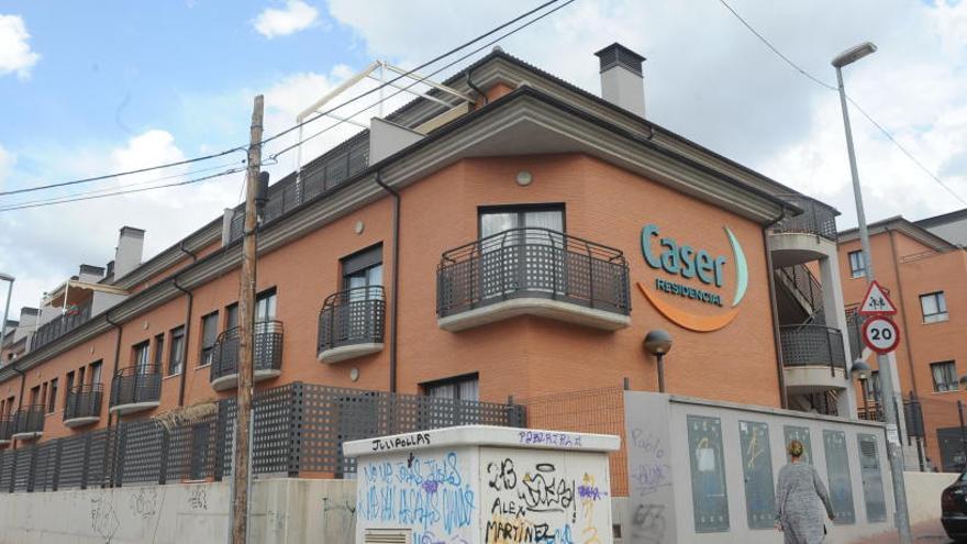 Exterior de la residencia Caser, en la población de Santo Ángel, fotografiado ayer por la tarde.