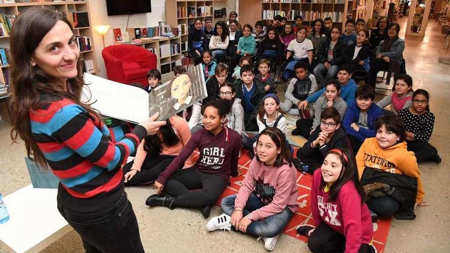 La ilustradora madrileña Isabel Ruíz en la presentación de sus libros ayer en la librería Moito Conto.