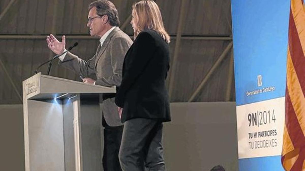 El 'president' Artur Mas y la vicepresidenta Joana Ortega, ofrecen oficialmente los datos del 9-N.