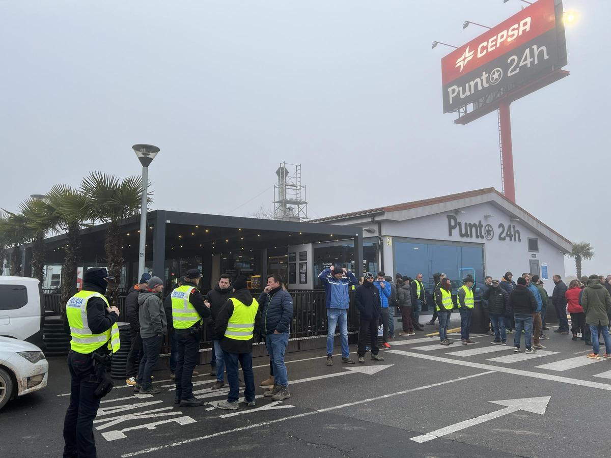 Agricultores en el área de Vila-Sana, preparándose para lleva a cabo protestas