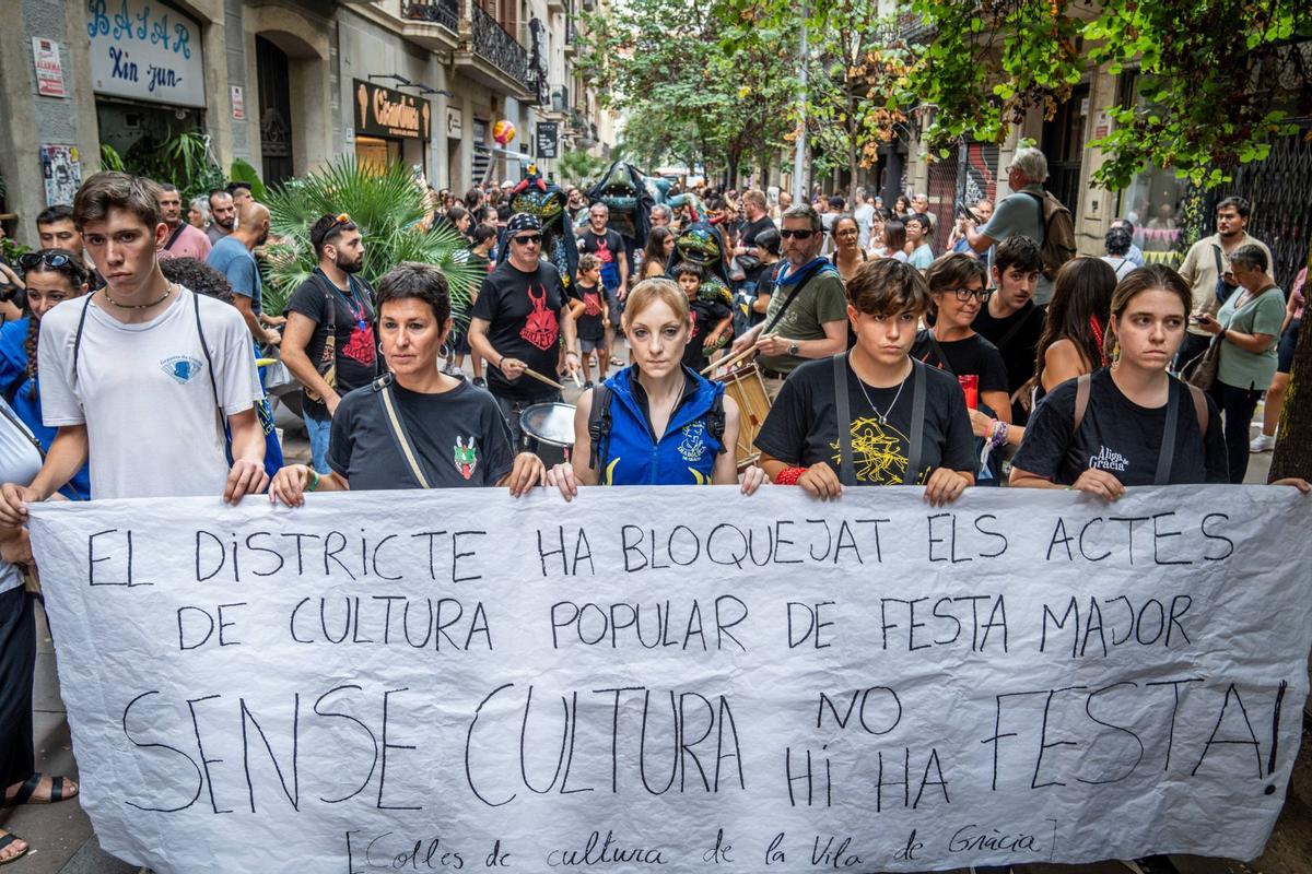 Un funeral por la cultura popular sustituye la masiva cercavila de las fiestas de Gràcia 2024