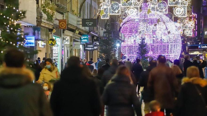 Varias personas pasean por Vigo.