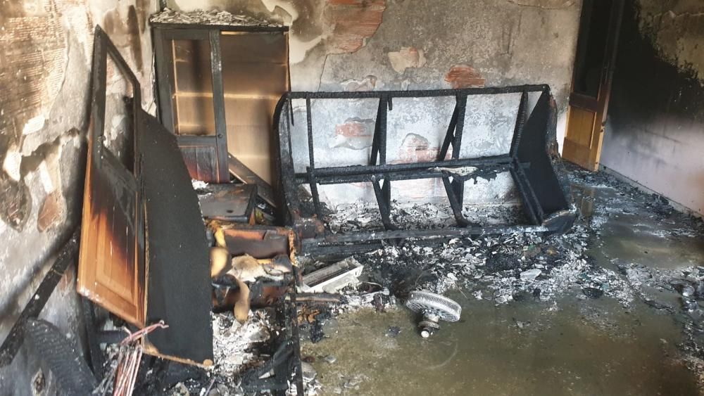 Vivienda donde se ha declarado el incendio.