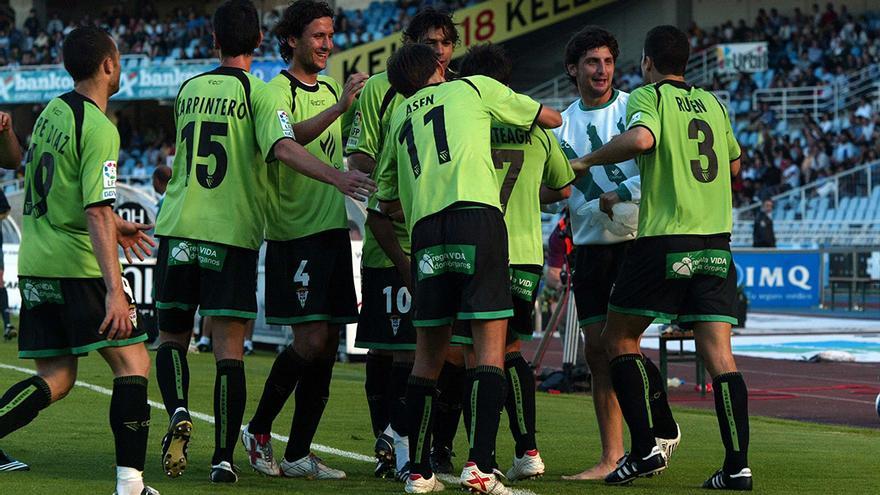 Jugadores del Córdoba celebran la salvación en Anoeta en la temporada 2007-08.