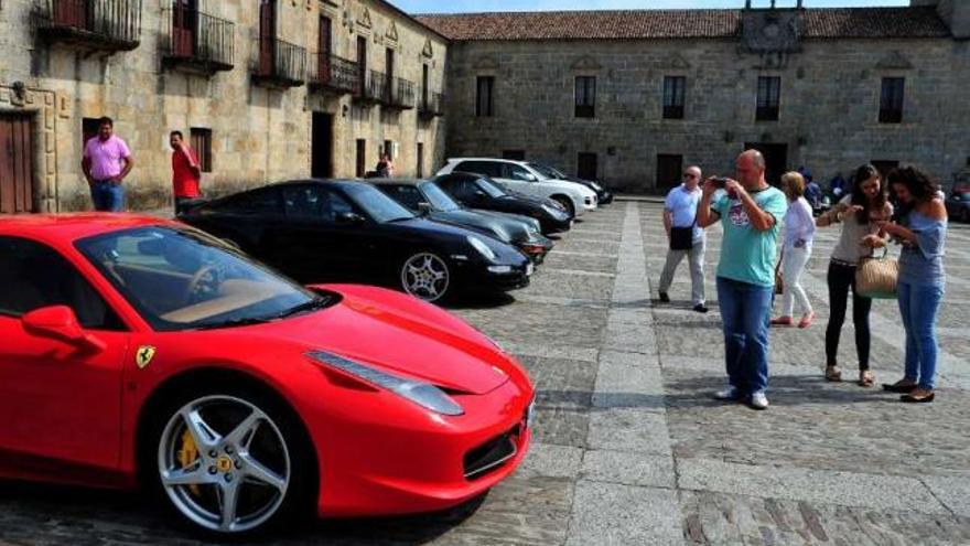 Turismos Ferrari y Porsche estacionados ayer en la plaza de Fefiñáns.  // Iñaki Abella