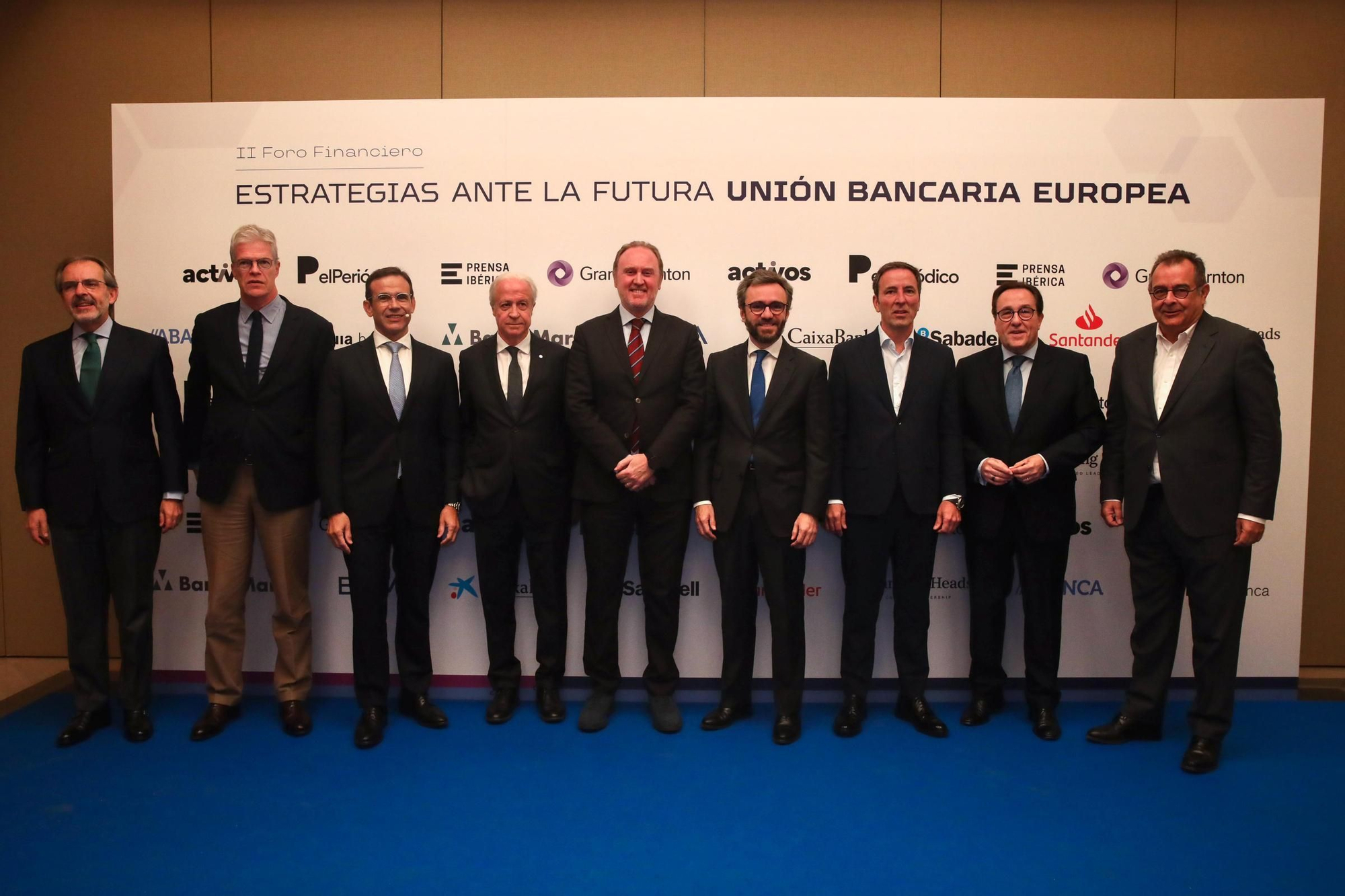 De izquierda a derecha: José Luis Acea (Banca March); Martí Saballs, director de Información Económica de Prensa Ibérica; Jaume Masana (Caixabank); Carlos Tusquets (Banco Mediolanum); Ramón Galcerán (Grant Thornton); Aitor Moll, CEO de Prensa Ibérica; Carlos Ventura (Banco Sabadell); Ramón Adell (consejero de Naturgy y presidente de honor de AED) y Albert Sáez, director general de Contenidos de Prensa Ibérica y director de El Periódico.