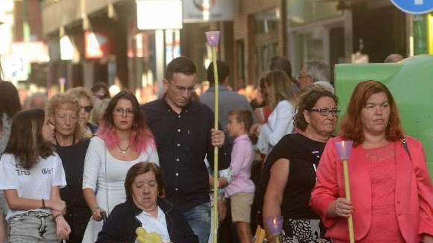 Feligreses con velas y exvotos para el santo. // Noé Parga