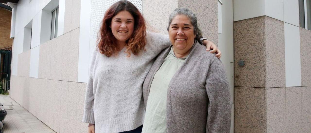 Alba González (d.) y su hija Victoria, ante el bajo en el que viven.