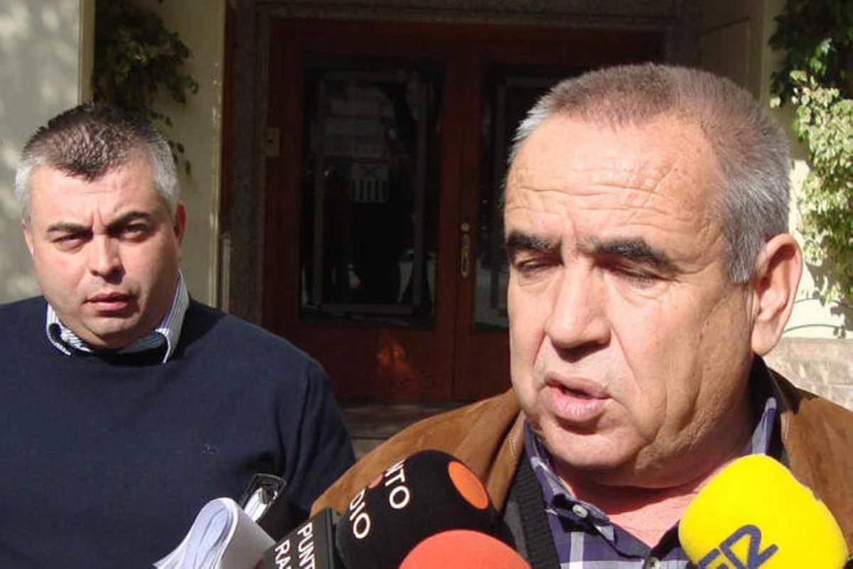 Ángel Fenoll en el acceso al Ayuntamiento de Almoradí, ayer.