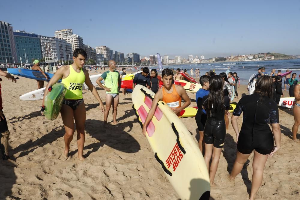 Jóvenes de salvamento en la playa