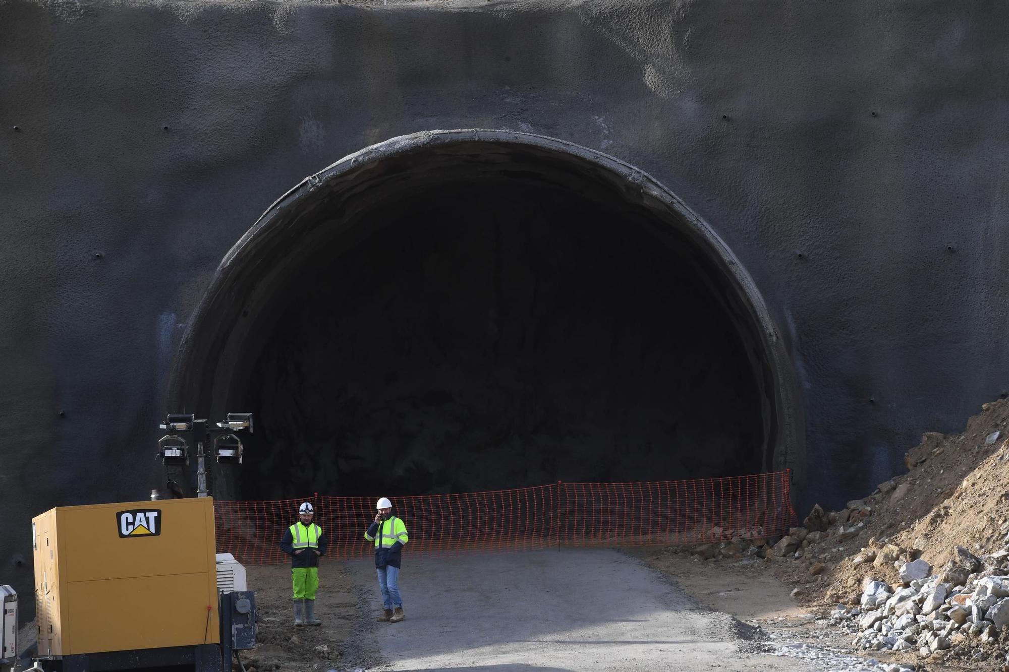 Completada la excavación del primer túnel en la obra del tren a Langosteira