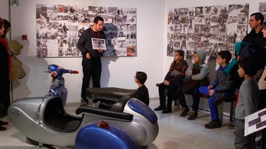 Varias personas atienden a la explicación de una exposición del Museo Etnográfico de Zamora.