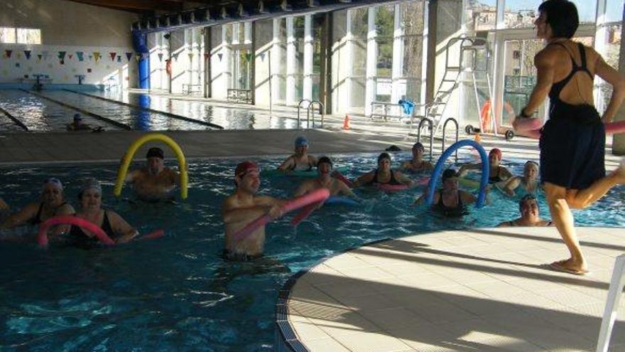 Usuaris a les instal·lacions d&#039;El Tossalet, l&#039;única piscina coberta municipal de la comarca