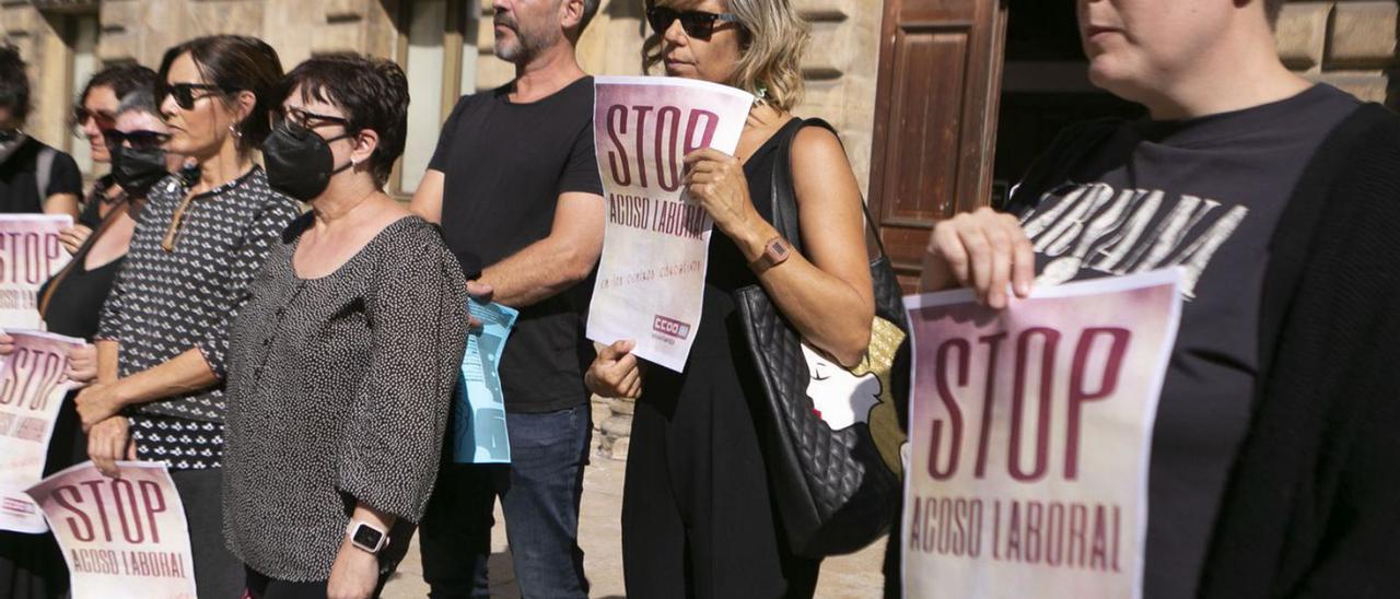 Docentes concentrados a la puerta de la sede de la ESAPA de Camposagrado durante la jornada de huelga del pasado lunes 19. | María Fuentes