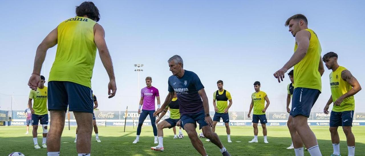 Quique Setién durante un rondo en el entrenamiento.