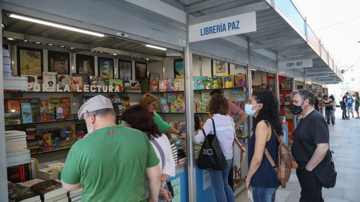 Actividad en la feria del libro de Porriño, ayer.   | // ANXO GUTIÉRREZ