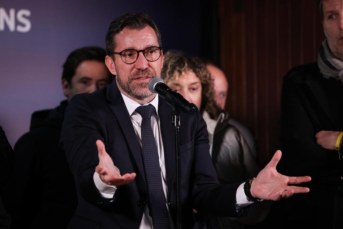 Marc Ciria en el momento de entregar las firmas