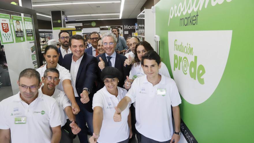 Un supermercado con personas súper