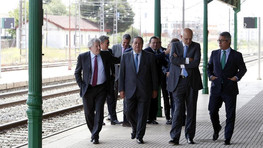 La Junta Directiva de AVE hoy en la estación de La Encina