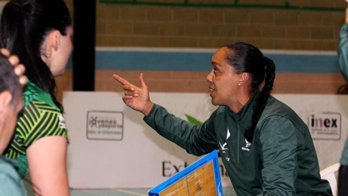 Flavia Lima da instrucciones a sus jugadoras durante un partido.
