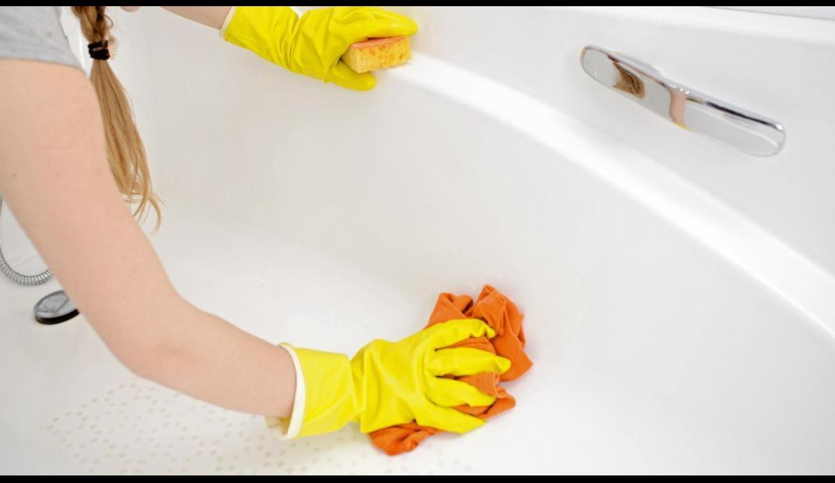 La humedad y el moho se asientan en los recovecos de la bañera, pero tienes que mantener la higiene a raya con una limpieza regular.