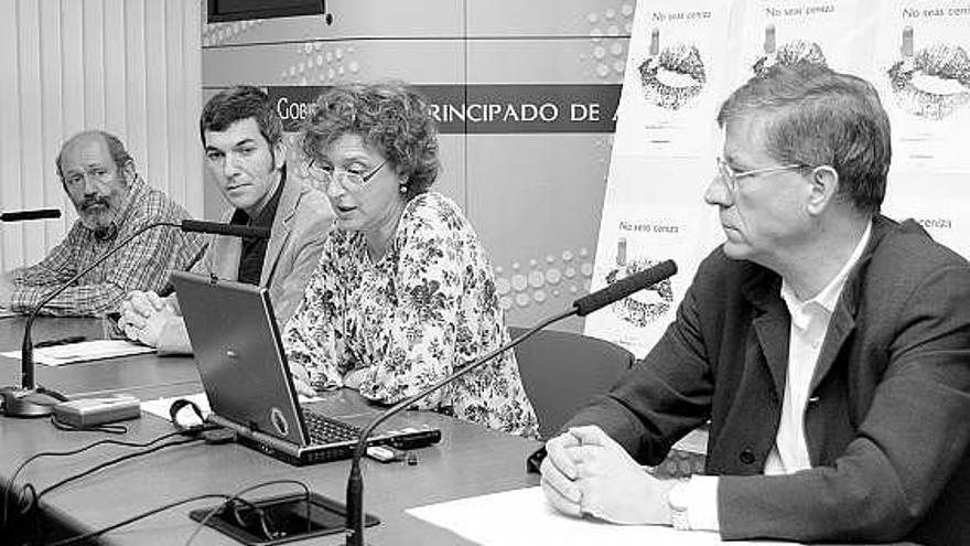 José Ramón Hevia, José Villazón (presidente del Colegio de Farmacéuticos), Amelia González y José Manuel Iglesias.