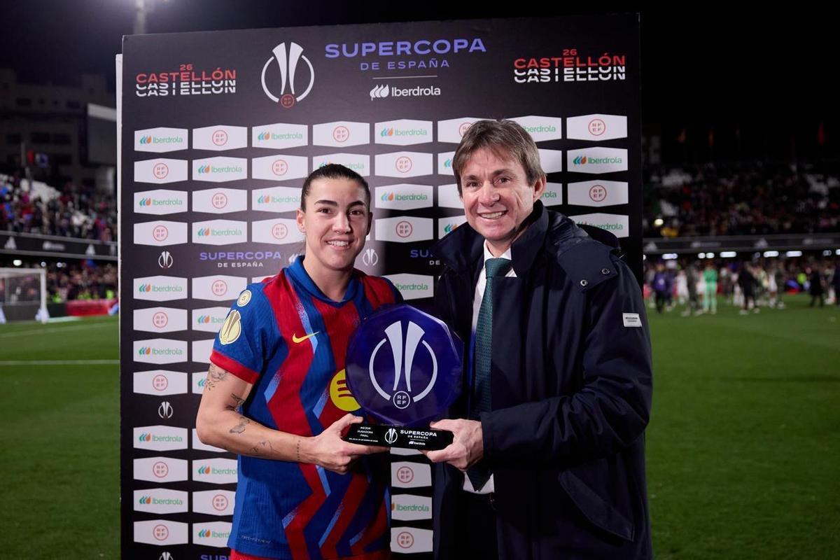 Ibán Molina, de Burriana y delegado de Iberdrola en la Comunitat Valenciana, entregando el trofeo MVP de la final a Patri Guijarro.