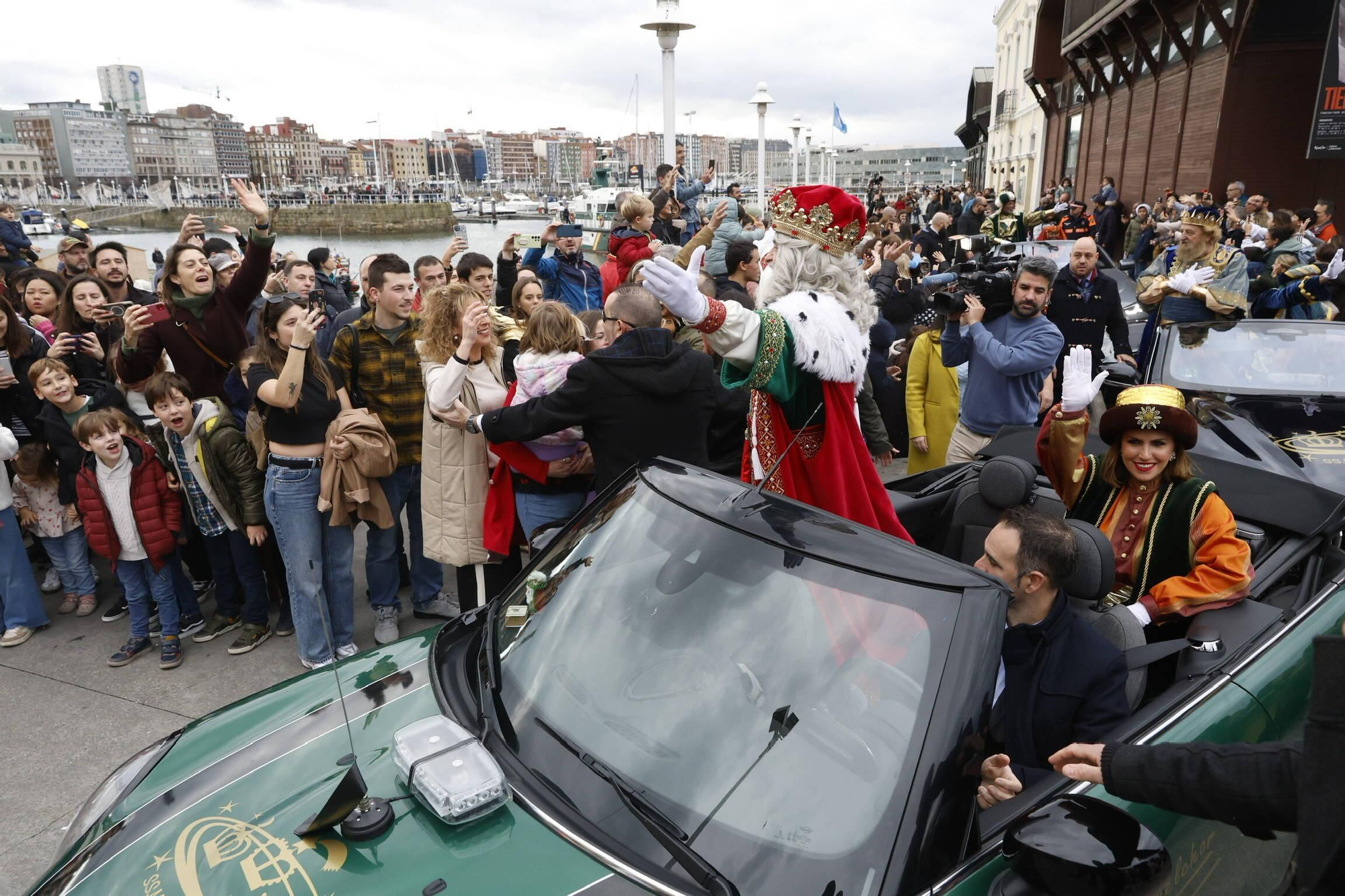 En imágenes: Los Reyes Magos desembarcan en Gijón