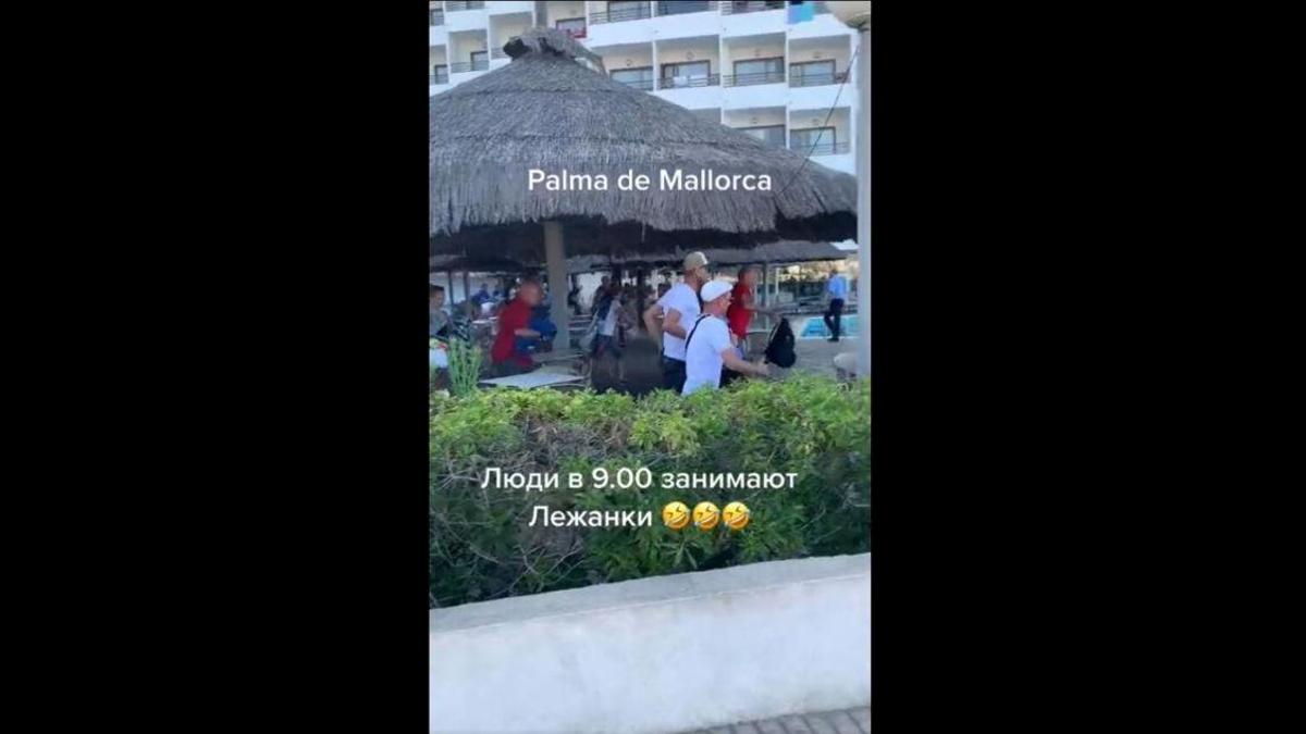 Turistas a la carrera por una tumbona libre en Palma