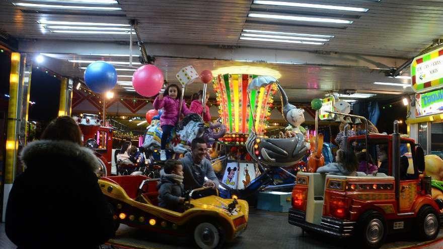 Una atracción de feria en las fiestas de San Martiño de Bueu el año pasado. // Gonzalo Núñez