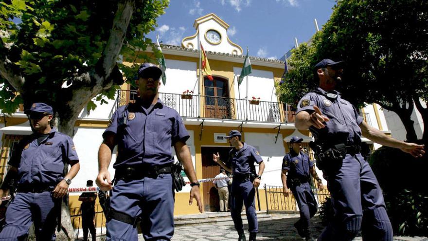 La Policía Nacional custodia el Ayuntamiento de Estepona en junio de 2008, tras estallar la operación Astapa, dirigida por Anticorrupción.