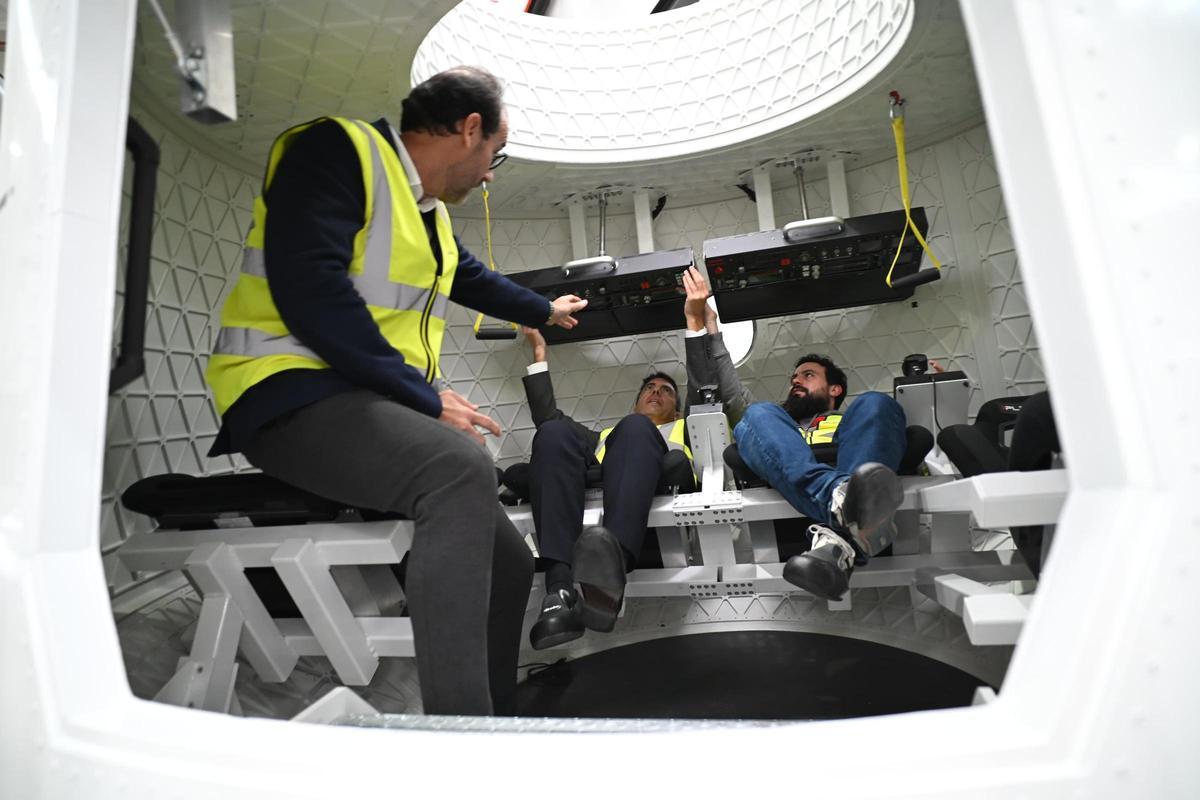 Ezequiel Sánchez, presidente de PLD Space, con Carlos Mazón y el cofundador de la compañía Raúl Verdú, en el interior de la cápsula Lince.
