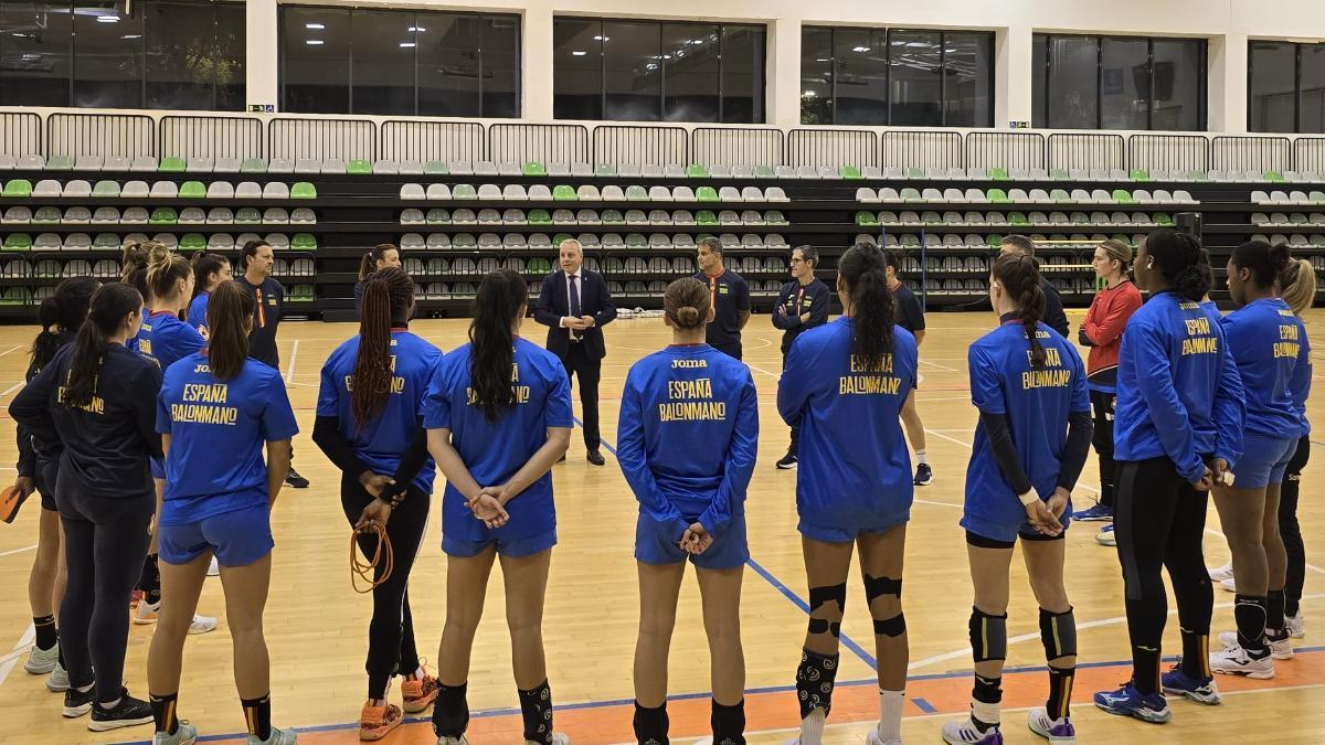 El presidente federativo Paco Blázquez, con las Guerreras