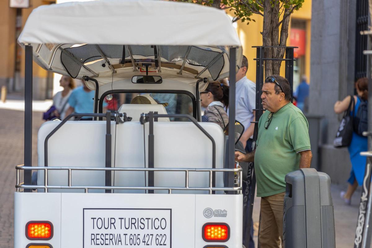 Hosteleros y taxistas del Madrid de los Austrias aguardan "el marco normativo" para los 'tuk tuk': "Si no lo regulan, ancha es Castilla"