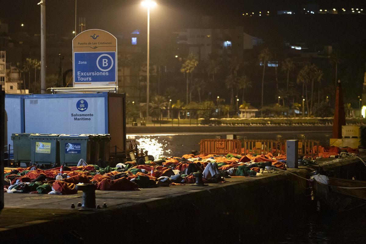 Unos 200 migrantes duermen el muelle en Tenerife sin plazas tras las llegadas a El Hierro