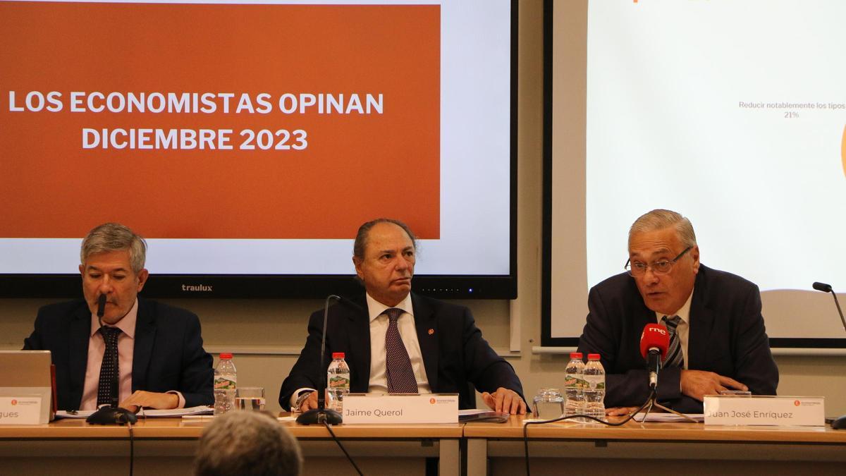 El decano del colegio de Economistas de Castellón, Enrique Querol (en el centro) desgranó los principales datos.