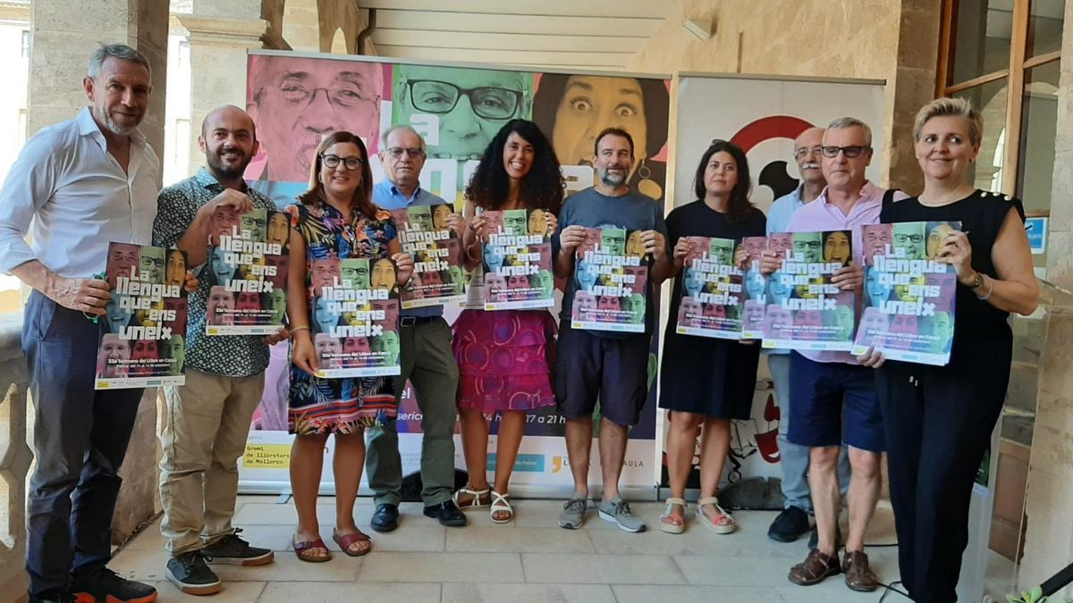 Organizadores de la Setmana del Llibre en Català, escritores y representantes de las instituciones colaboradoras.
