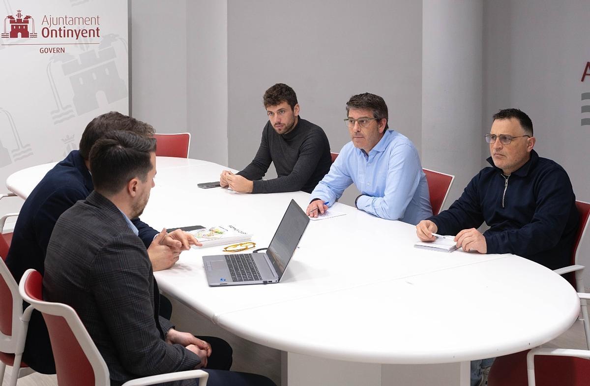 El alcalde de Ontinyent, reunido con representantes de Family Cash en el ayuntamiento.