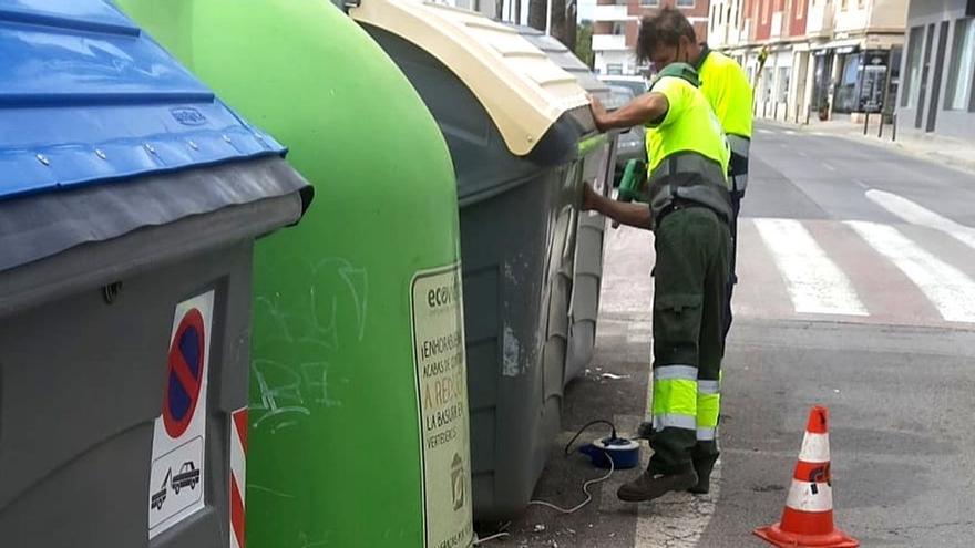 Dos operarios trabajan en una isleta de contenedores en una calle de Benicarló, que ayer anunció la licitación del contrato.