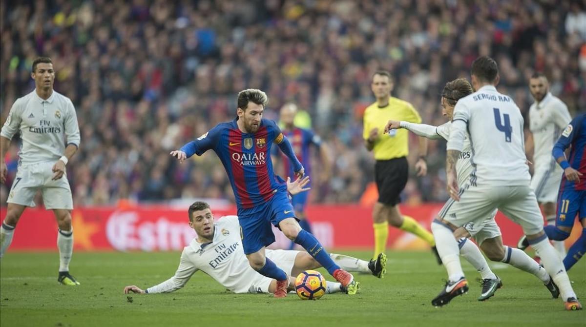 Messi controla un balón en un Barça-Madrid.